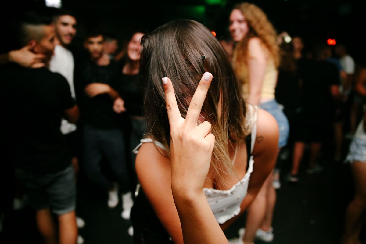 Des jeunes sur la piste de danse